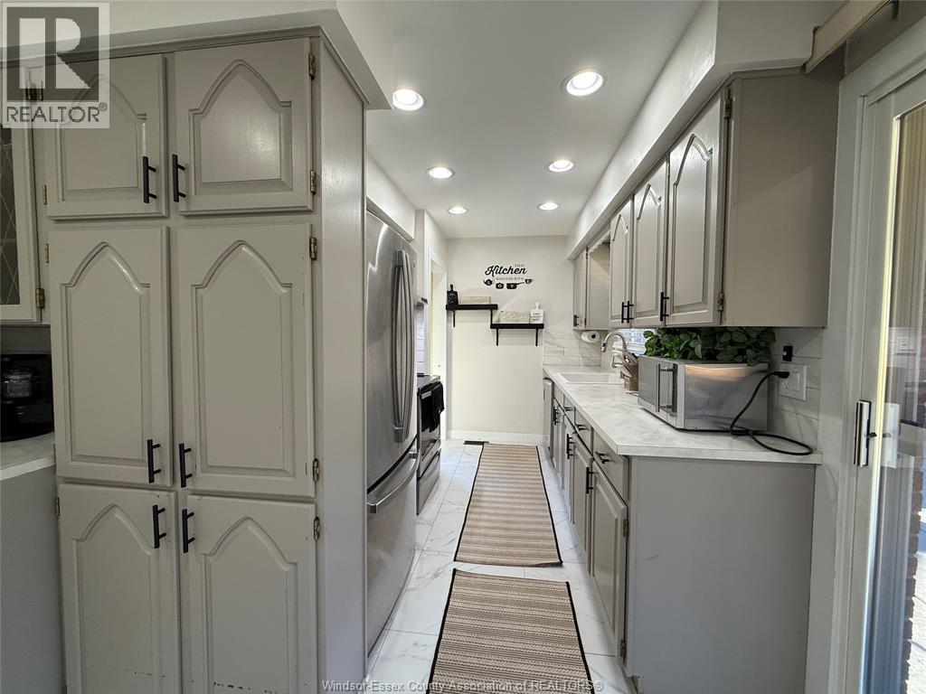 4143 Mount Royal, Windsor, ON - Indoor Photo Showing Kitchen