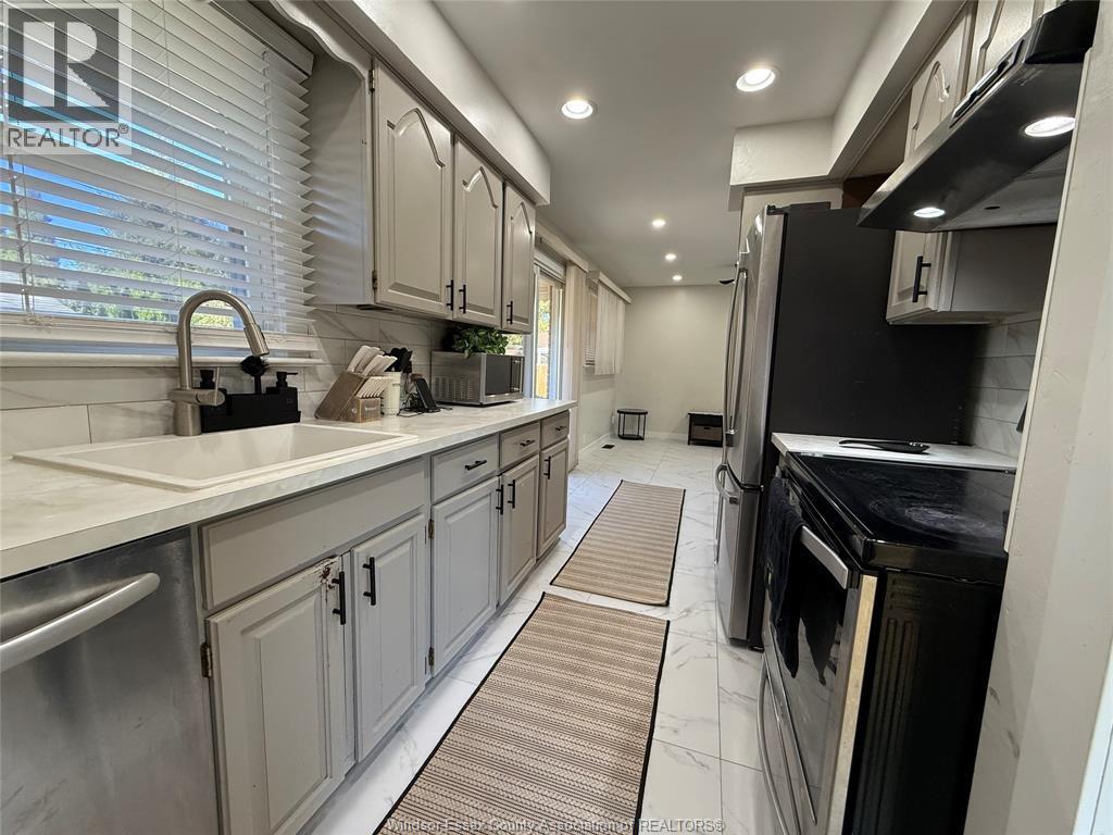 4143 Mount Royal, Windsor, ON - Indoor Photo Showing Kitchen With Double Sink