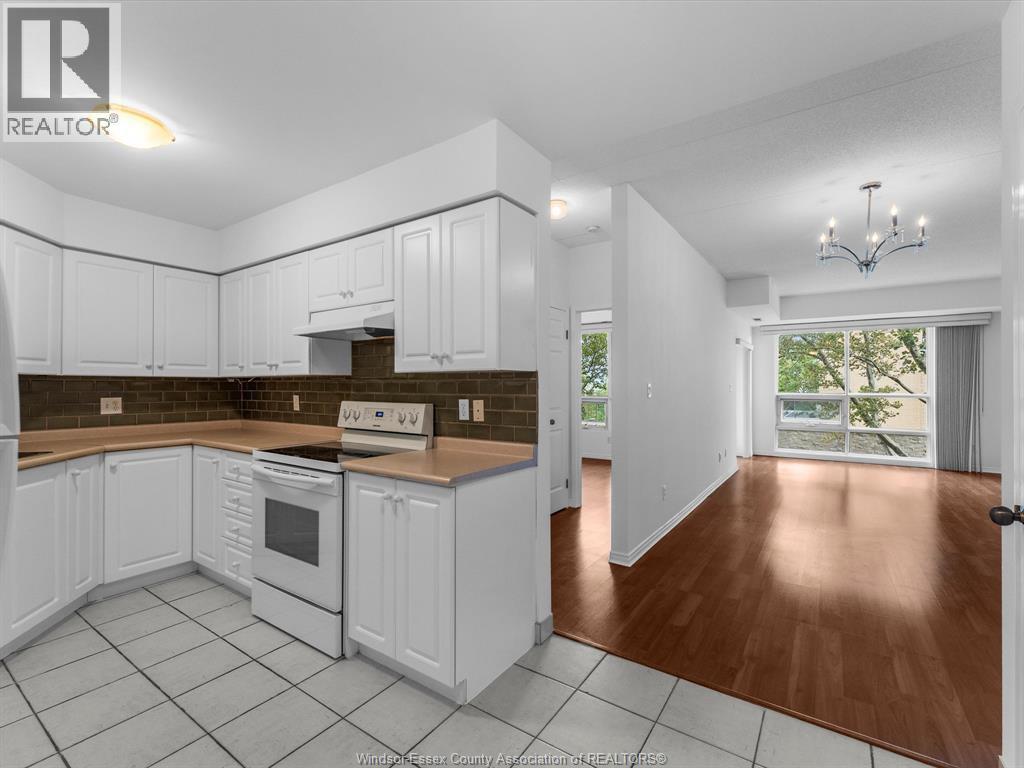 4789 Riverside Drive Unit# 304, Windsor, ON - Indoor Photo Showing Kitchen