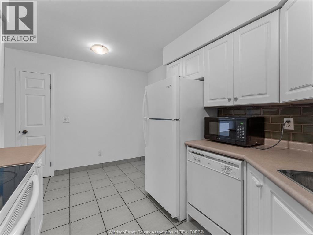 4789 Riverside Drive Unit# 304, Windsor, ON - Indoor Photo Showing Kitchen