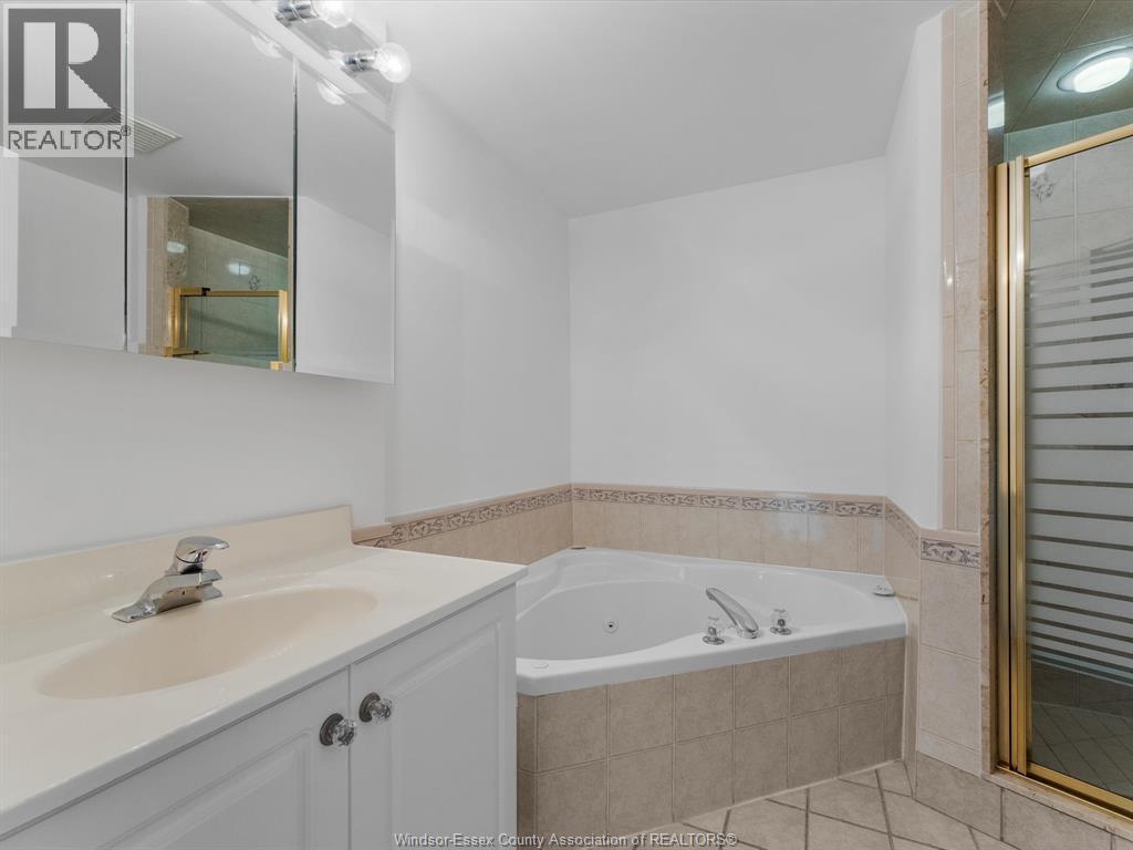 4789 Riverside Drive Unit# 304, Windsor, ON - Indoor Photo Showing Bathroom
