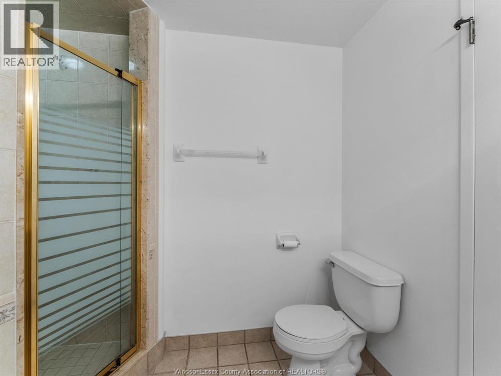 4789 Riverside Drive Unit# 304, Windsor, ON - Indoor Photo Showing Bathroom