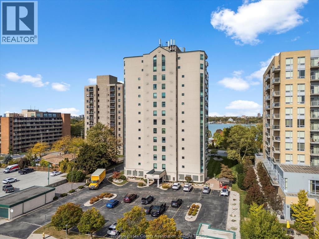 4789 Riverside Drive Unit# 304, Windsor, ON - Outdoor With Balcony With Facade