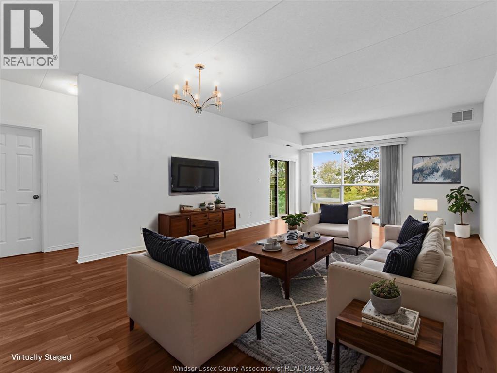 4789 Riverside Drive Unit# 304, Windsor, ON - Indoor Photo Showing Living Room