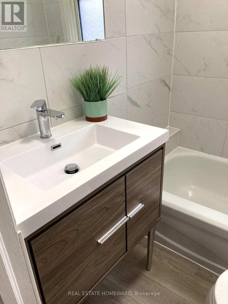 322 Cosburn Avenue, Toronto, ON - Indoor Photo Showing Bathroom