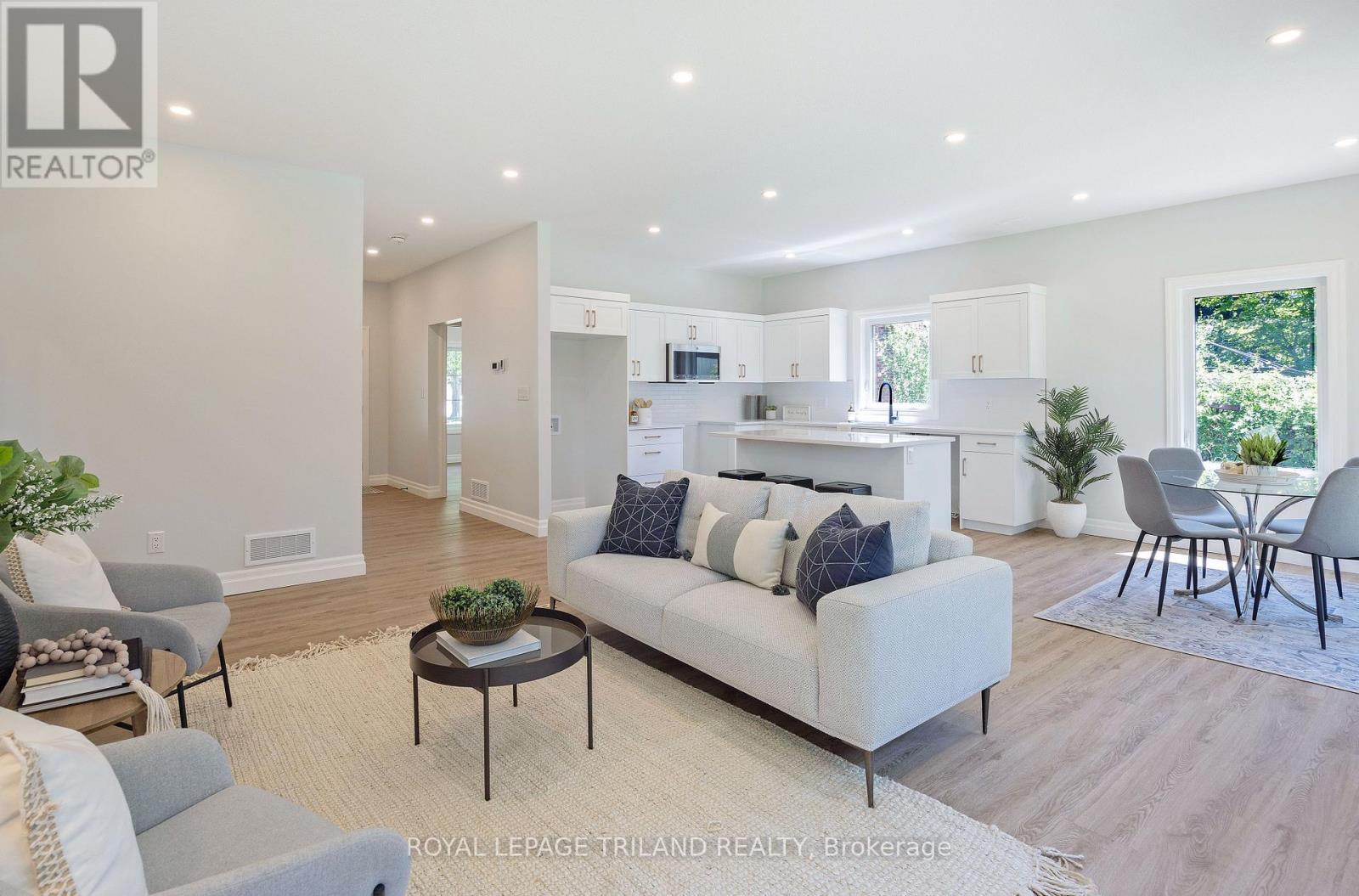 212 Nancy Street, Dutton/Dunwich (Dutton), ON - Indoor Photo Showing Living Room