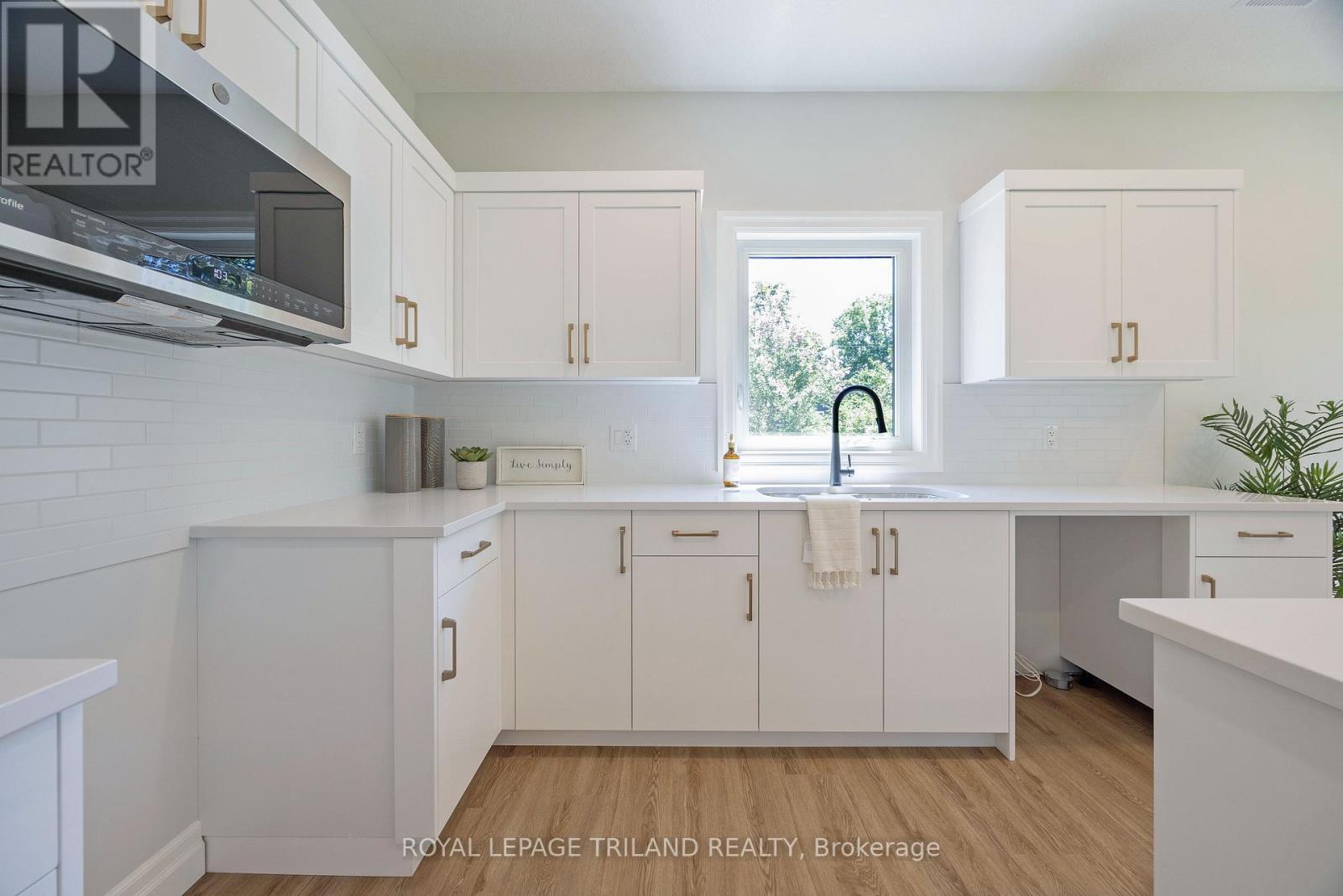 212 Nancy Street, Dutton/Dunwich (Dutton), ON - Indoor Photo Showing Kitchen With Double Sink