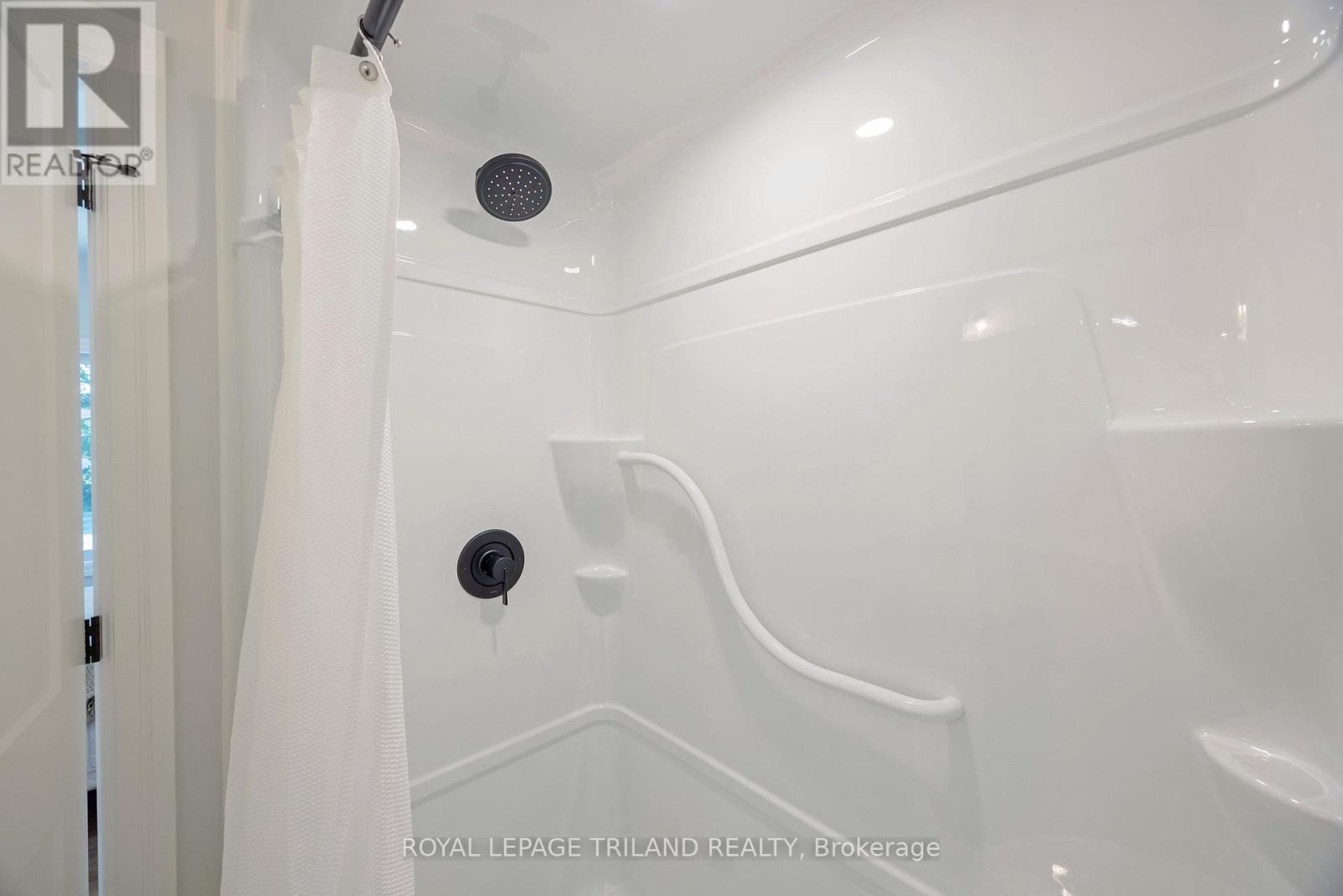 212 Nancy Street, Dutton/Dunwich (Dutton), ON - Indoor Photo Showing Bathroom