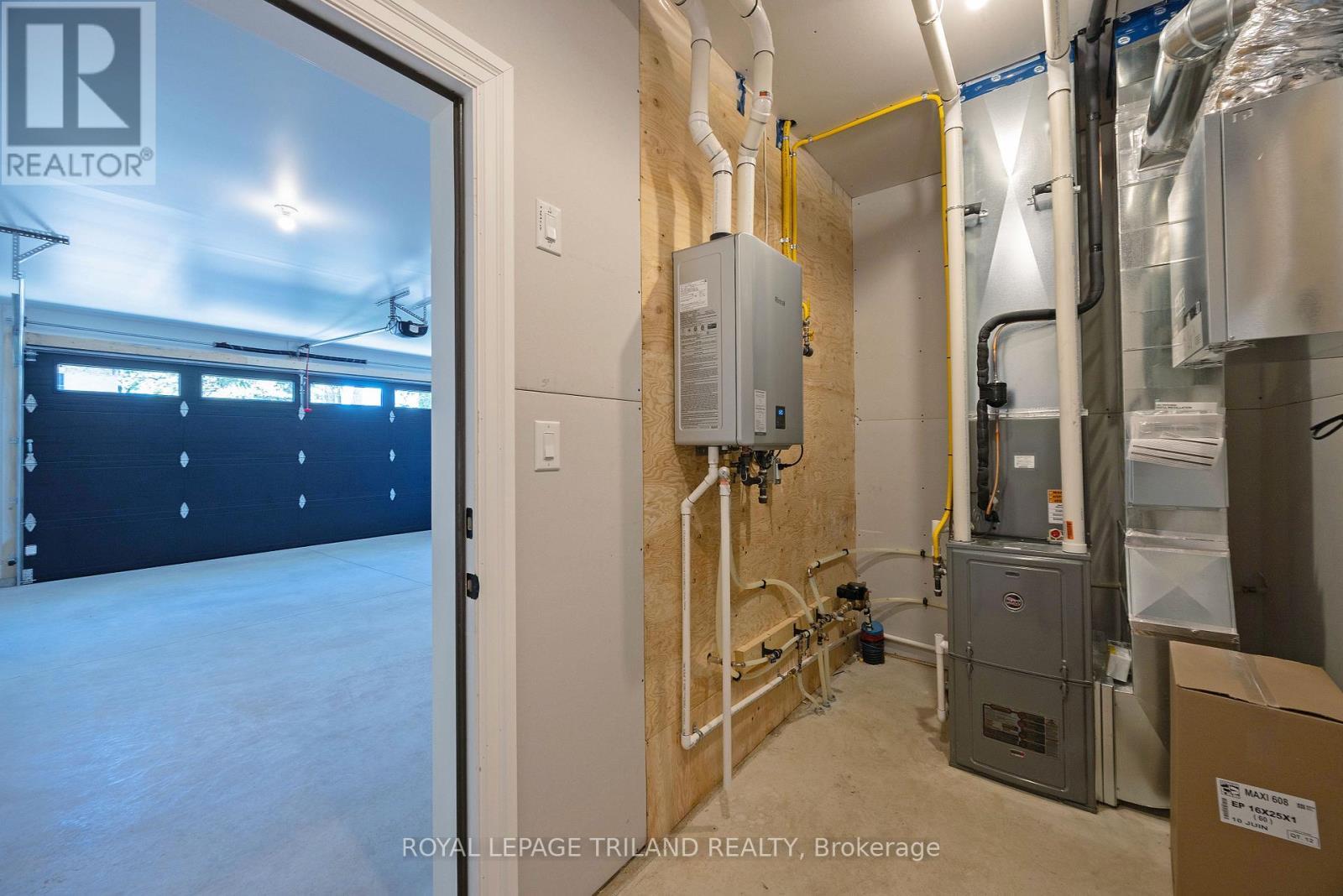 212 Nancy Street, Dutton/Dunwich (Dutton), ON - Indoor Photo Showing Garage