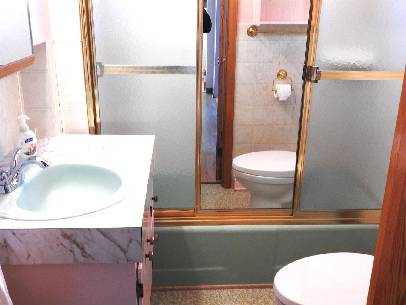 17 Penfold Street, Thunder Bay, ON - Indoor Photo Showing Bathroom