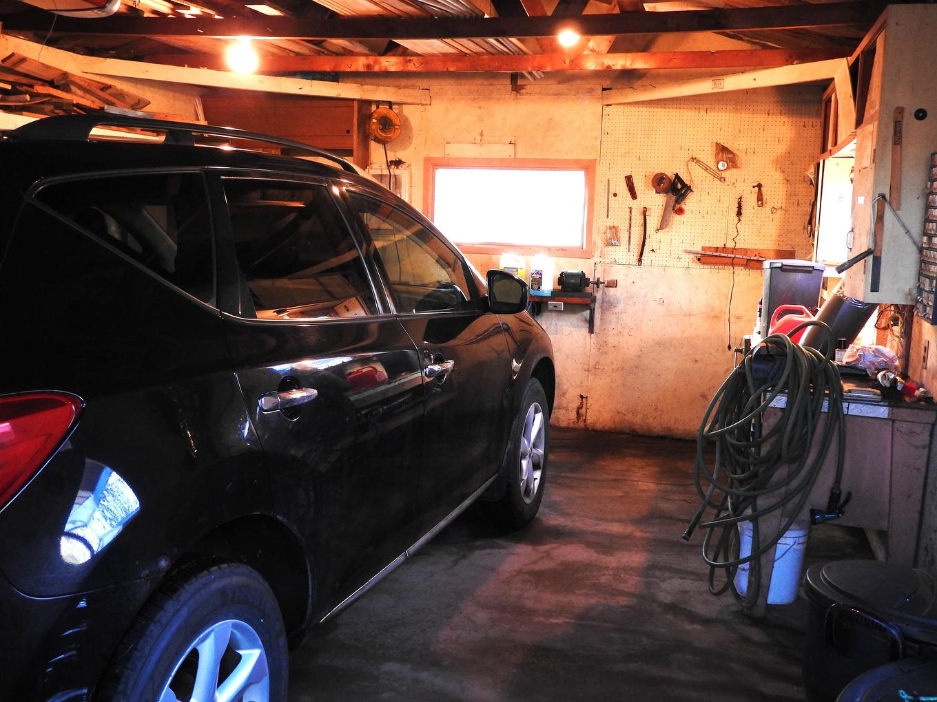 17 Penfold Street, Thunder Bay, ON - Indoor Photo Showing Garage
