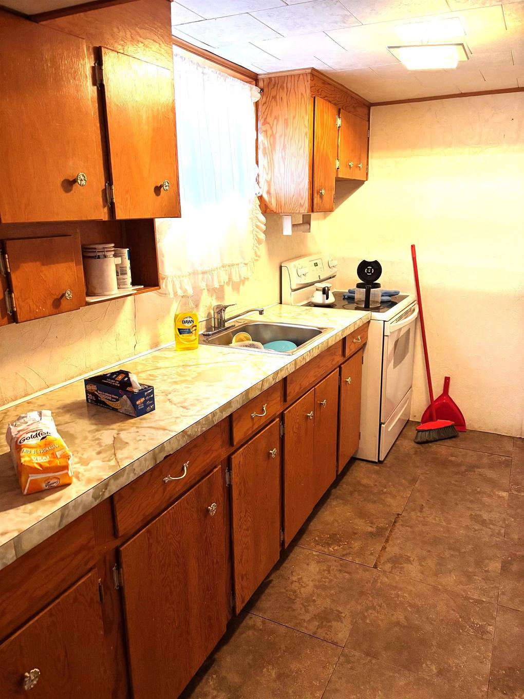 17 Penfold Street, Thunder Bay, ON - Indoor Photo Showing Kitchen