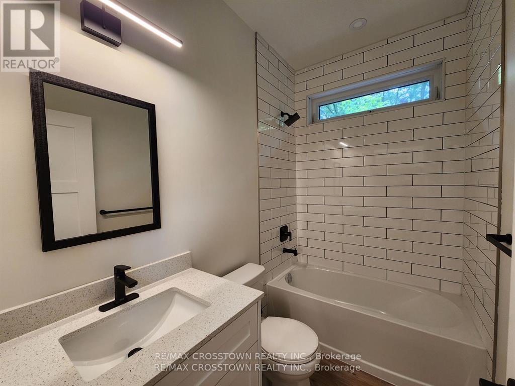 Gdn Ste - 120 Dundonald Street, Barrie, ON - Indoor Photo Showing Bathroom