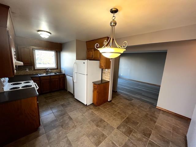 369-371 Shuniah Street, Thunder Bay, ON - Indoor Photo Showing Kitchen With Double Sink