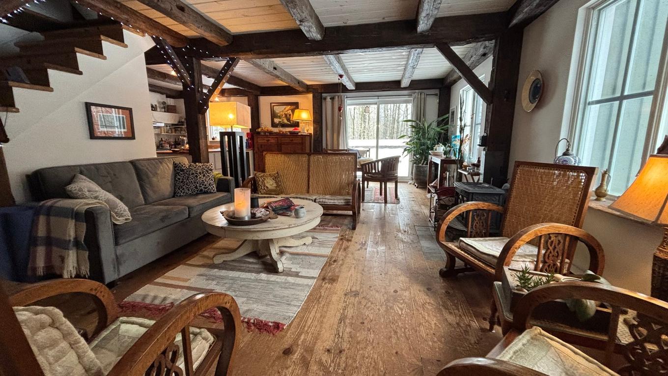 Vue d'ensemble - 500 Ch. Élie, Sutton, QC - Indoor Photo Showing Living Room