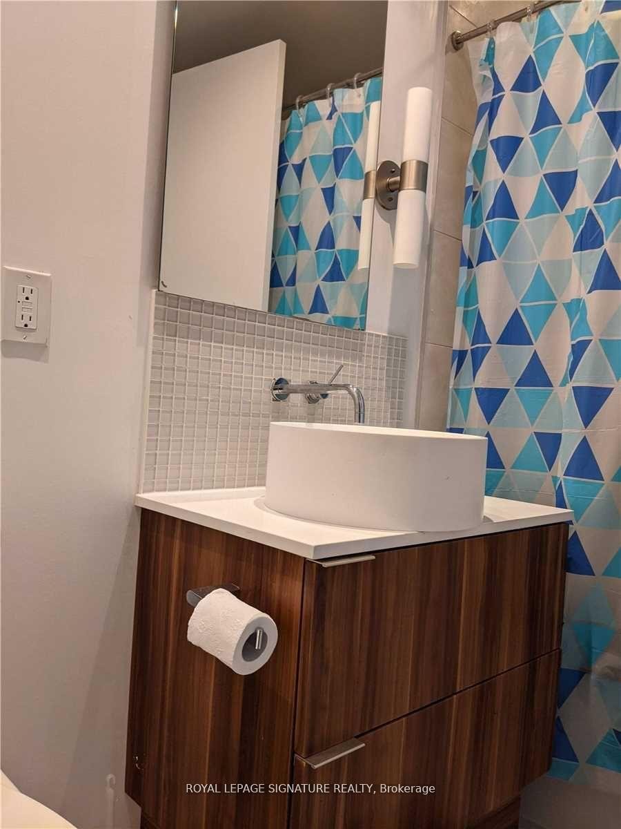 201-185 Roehampton Avenue, Toronto, ON - Indoor Photo Showing Bathroom