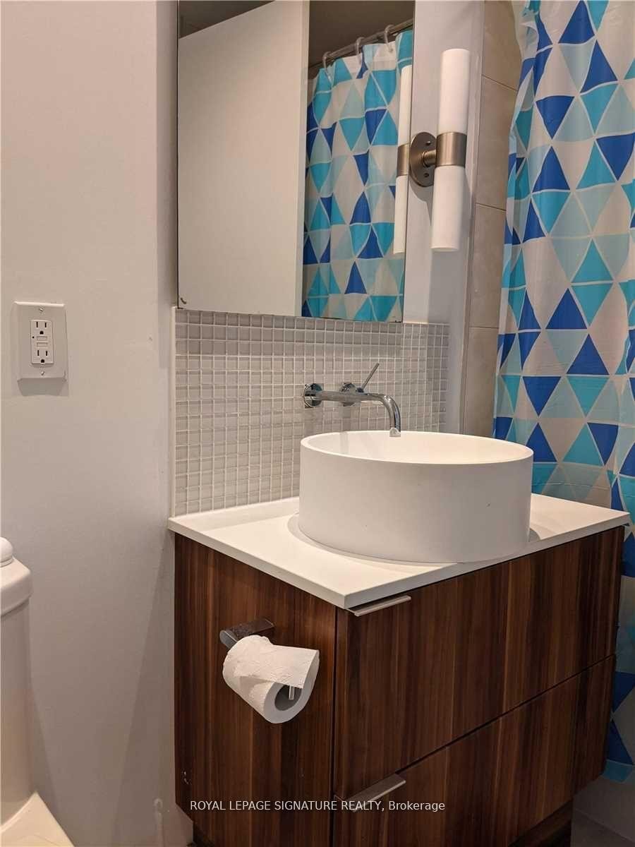 201-185 Roehampton Avenue, Toronto, ON - Indoor Photo Showing Bathroom