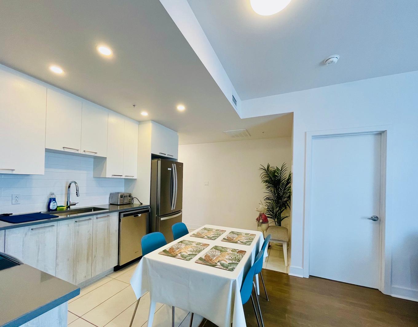 Dining room - 312-901 Av. Beaumont, Montréal (Villeray/Saint-Michel/Parc-Extension), QC - Indoor Photo Showing Kitchen With Stainless Steel Kitchen