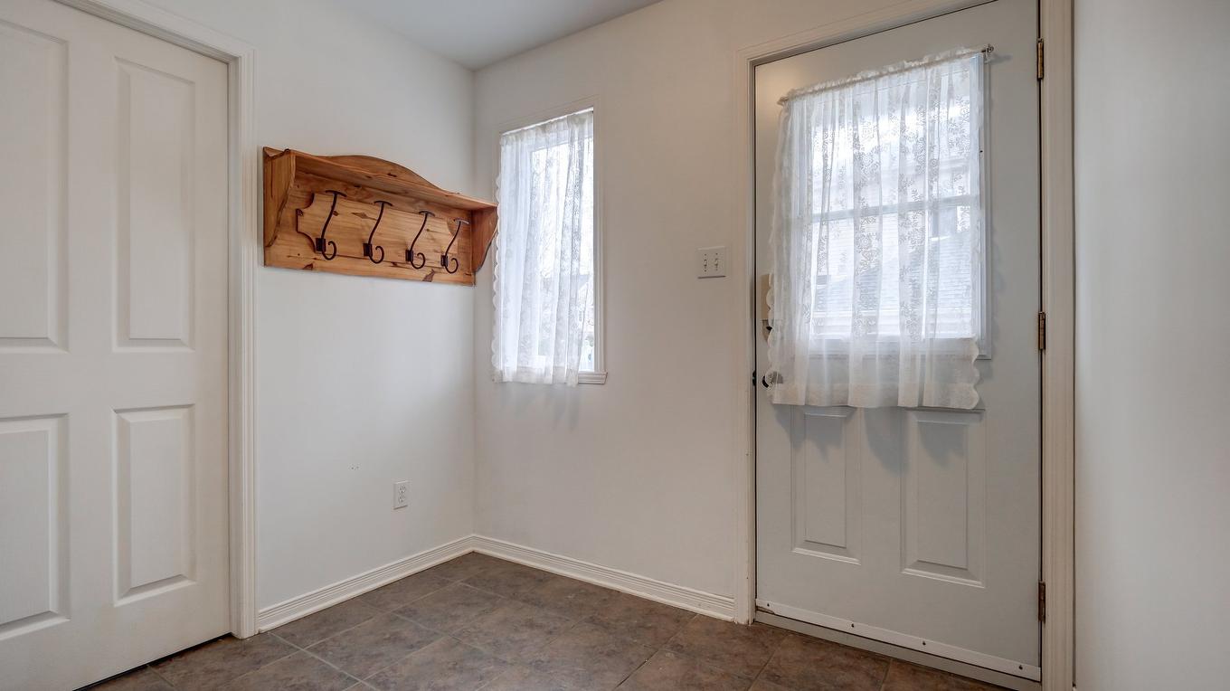 Hall d'entrée/Vestibule - 1303 Rue Adrien-Brien, Chambly, QC - Indoor Photo Showing Other Room