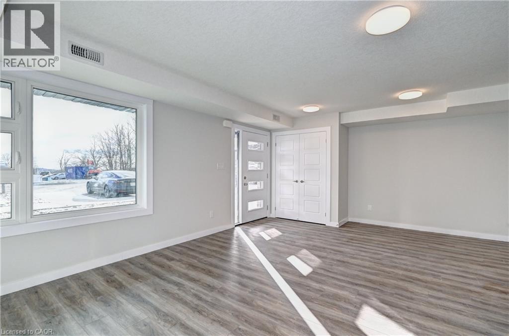 Spare room with wood finished floors and a textured ceiling - 118 Gravel Ridge Trail Unit# G21, Kitchener, ON - Indoor Photo Showing Other Room