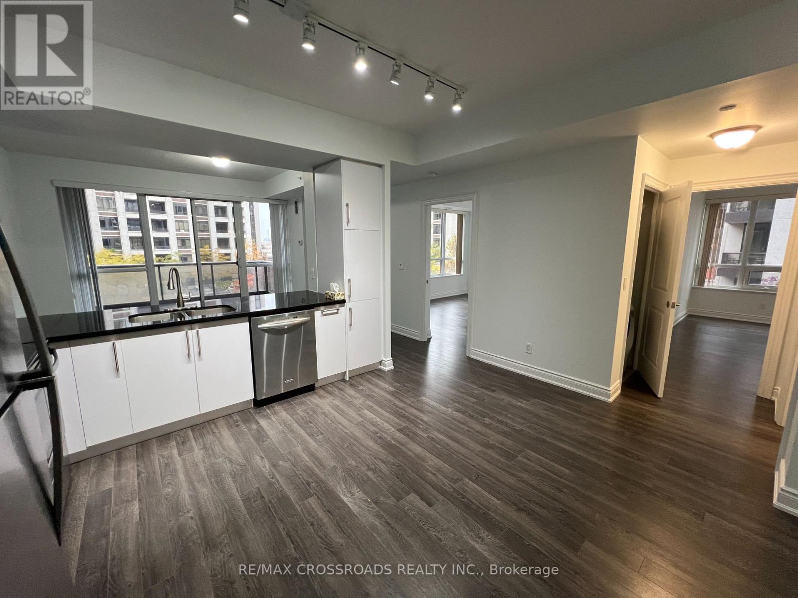 502 - 38 Cedarland Drive, Markham, ON - Indoor Photo Showing Kitchen