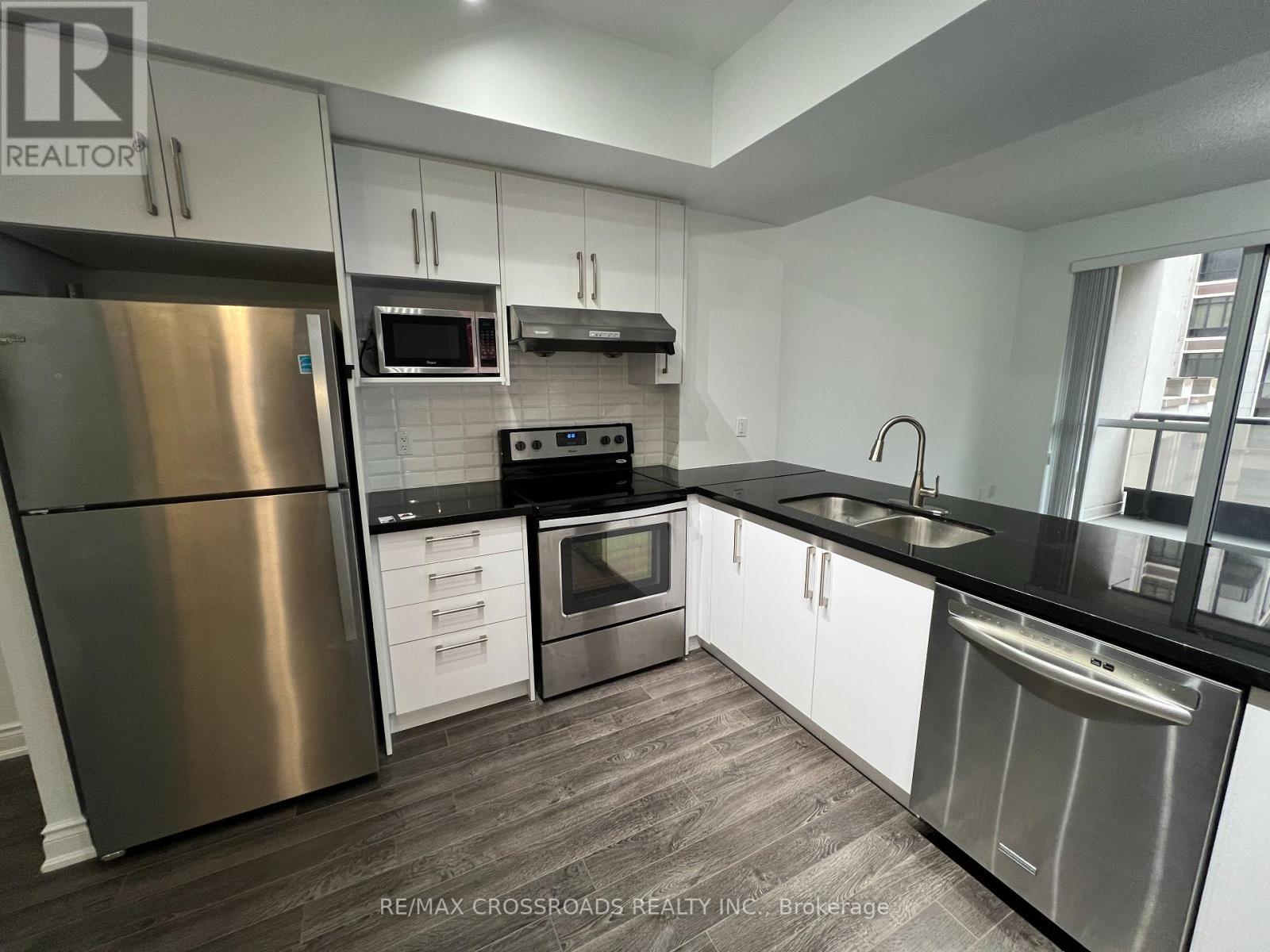 502 - 38 Cedarland Drive, Markham, ON - Indoor Photo Showing Kitchen With Double Sink With Upgraded Kitchen
