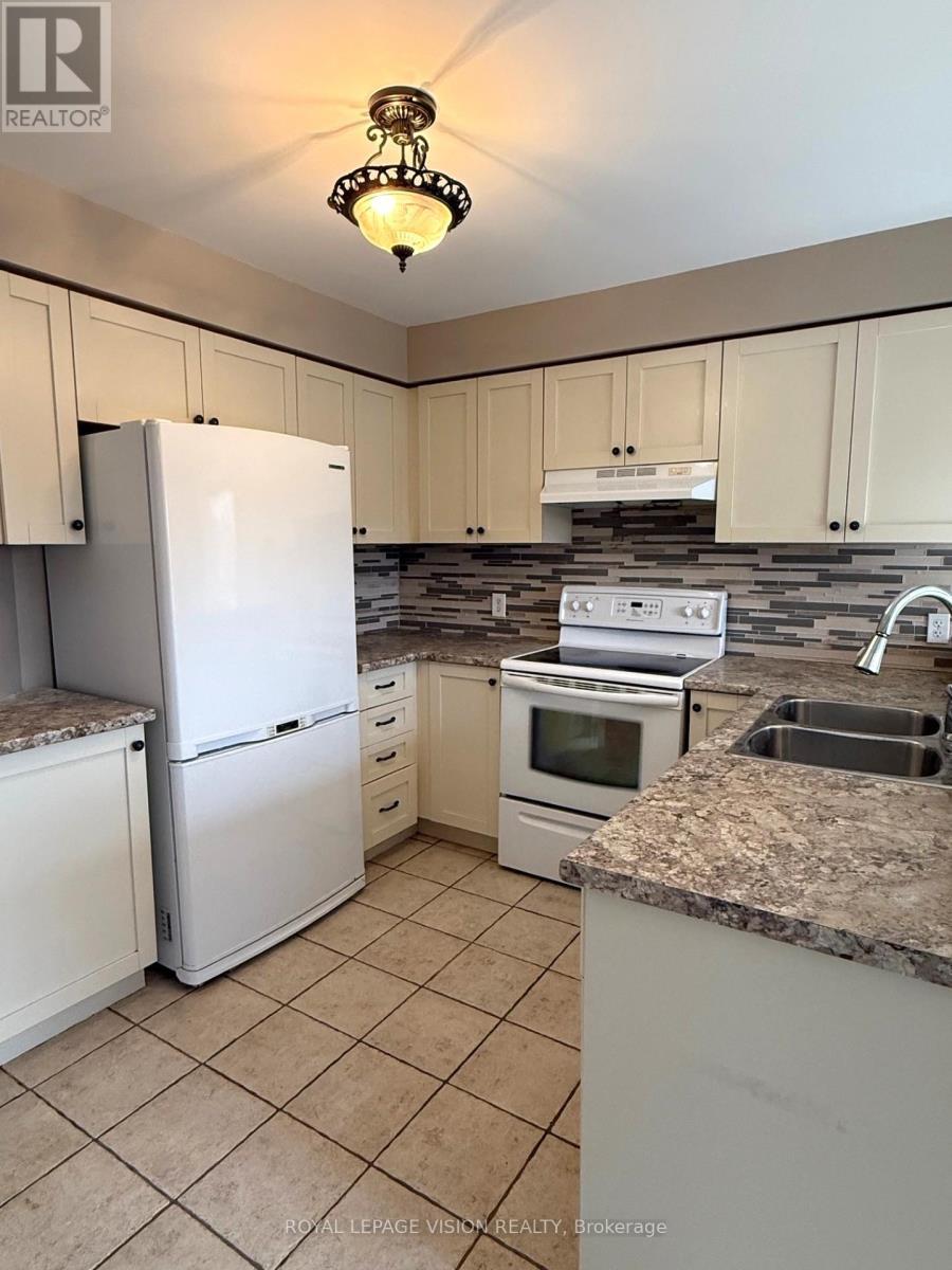 594 Flagstone Court, Oshawa, ON - Indoor Photo Showing Kitchen With Double Sink