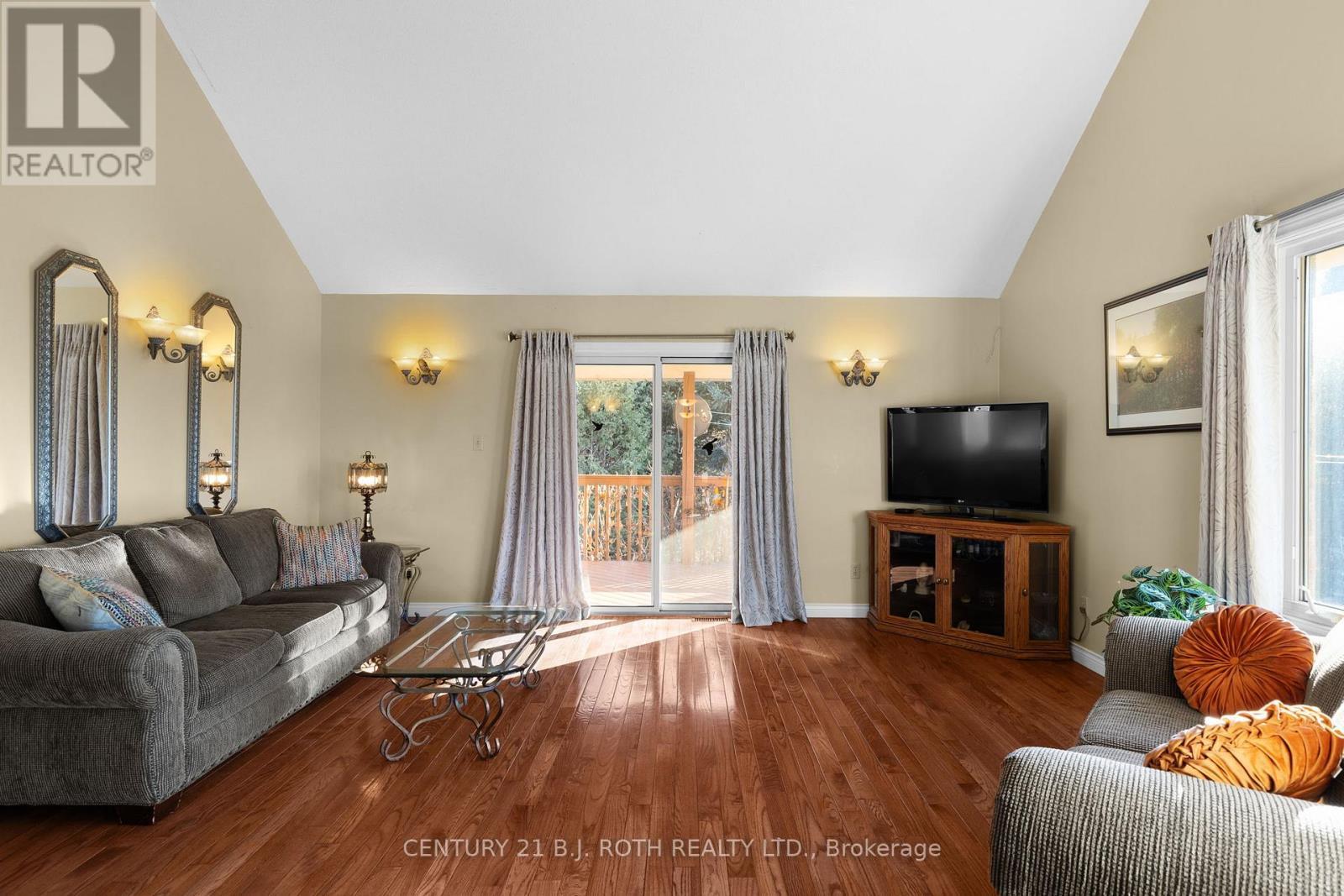30 Tecumseth Heights Drive, New Tecumseth, ON - Indoor Photo Showing Living Room