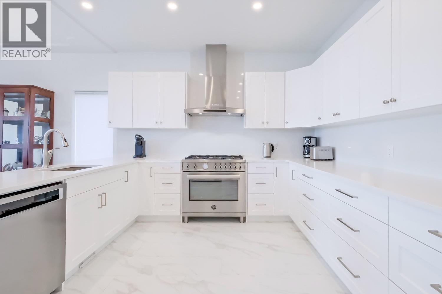 378 Okaview Road, Kelowna, BC - Indoor Photo Showing Kitchen