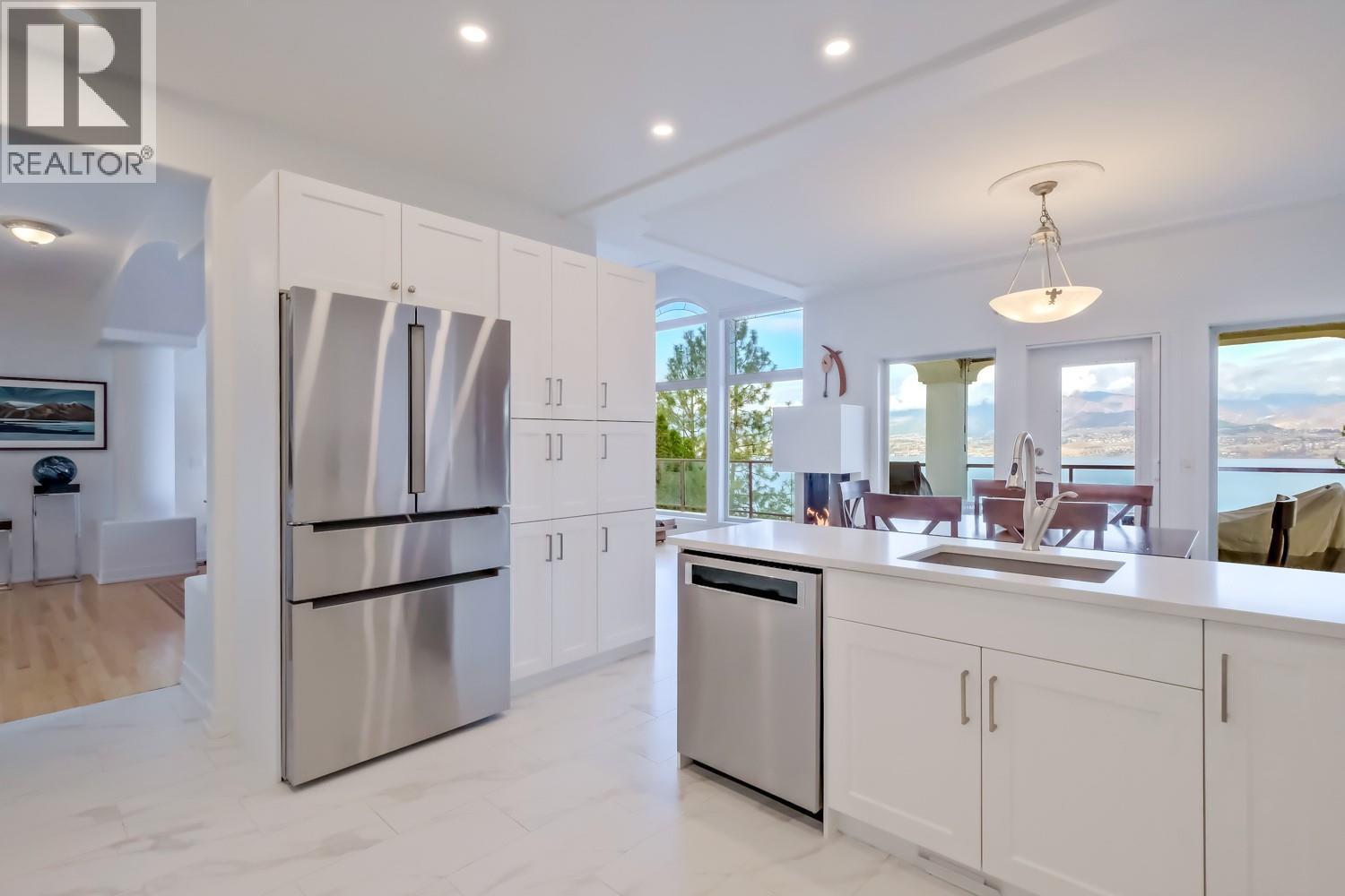 378 Okaview Road, Kelowna, BC - Indoor Photo Showing Kitchen