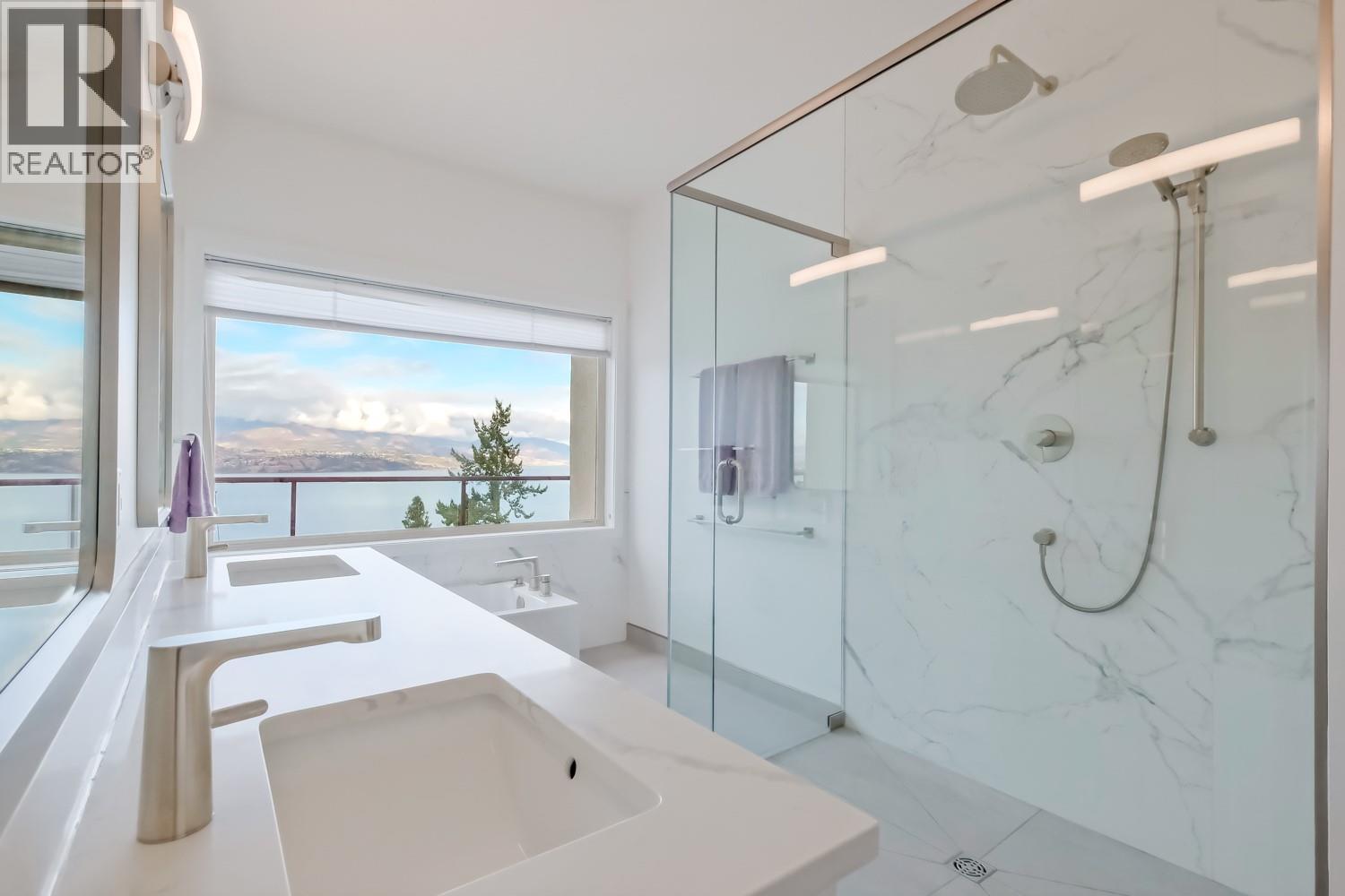 378 Okaview Road, Kelowna, BC - Indoor Photo Showing Bathroom