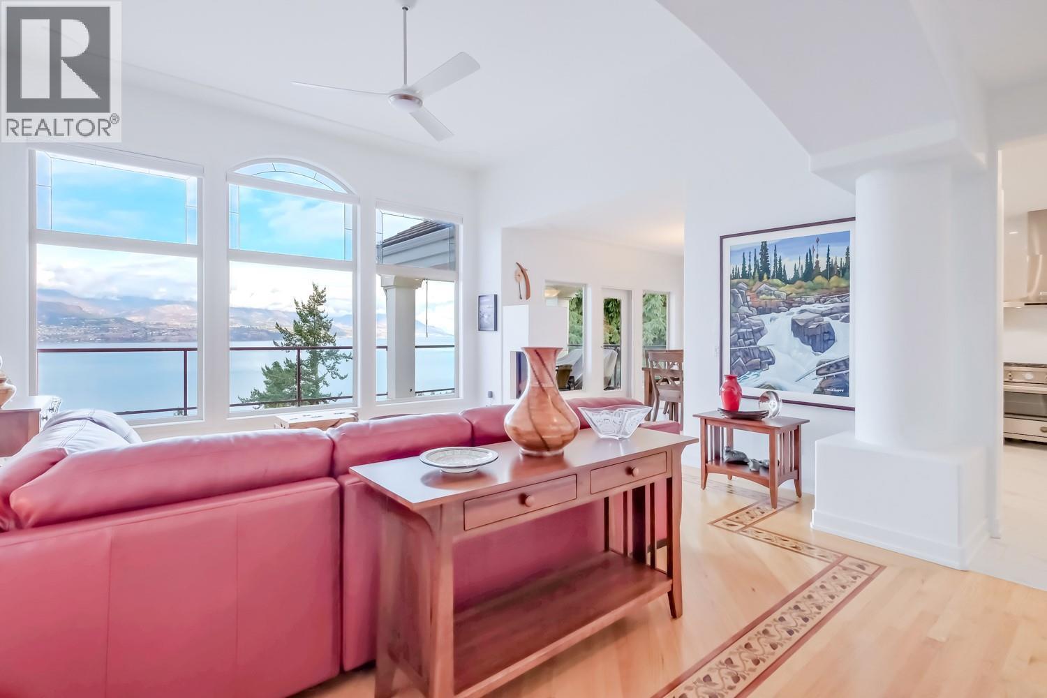 378 Okaview Road, Kelowna, BC - Indoor Photo Showing Living Room
