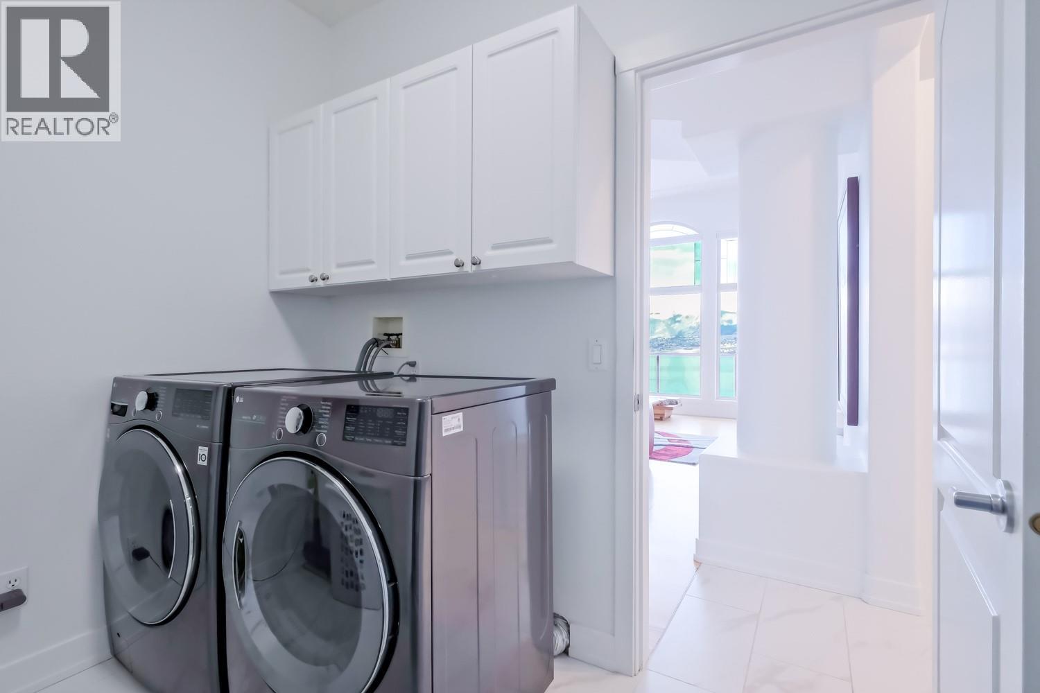 378 Okaview Road, Kelowna, BC - Indoor Photo Showing Laundry Room