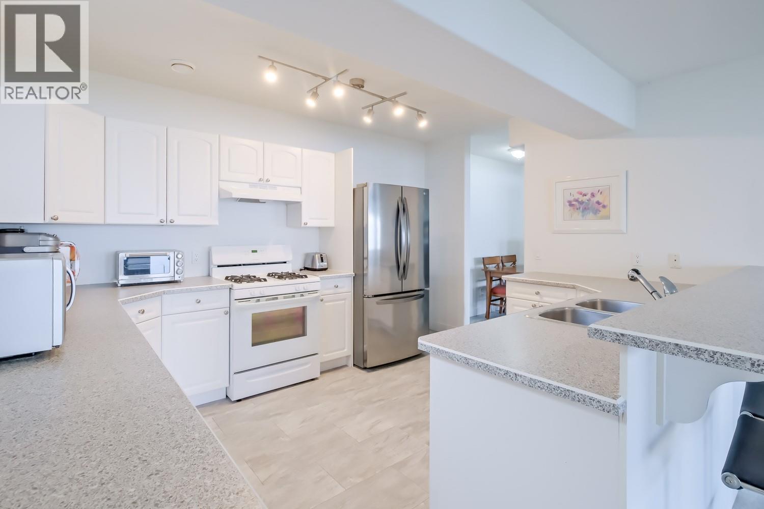 378 Okaview Road, Kelowna, BC - Indoor Photo Showing Kitchen With Double Sink