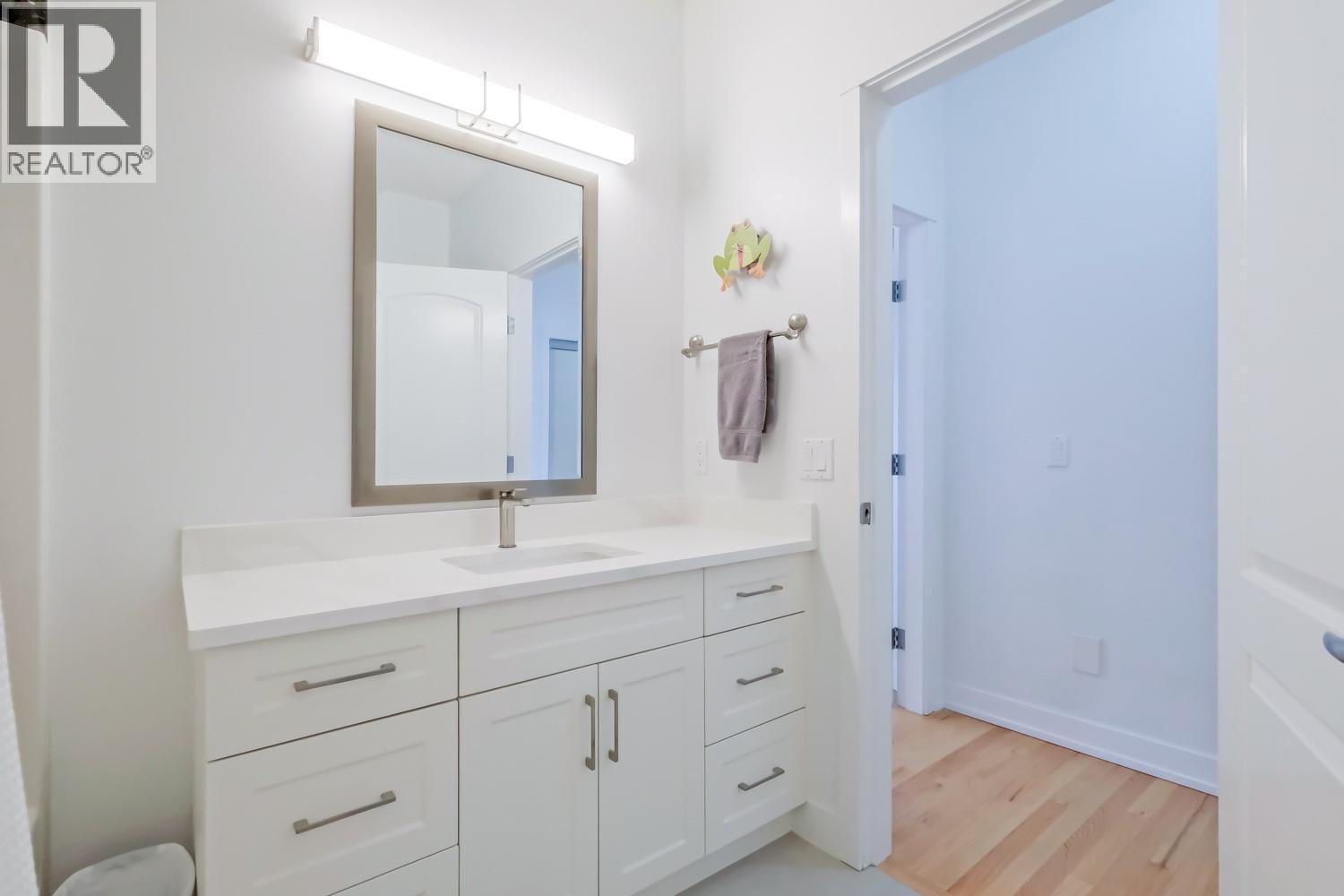 378 Okaview Road, Kelowna, BC - Indoor Photo Showing Bathroom