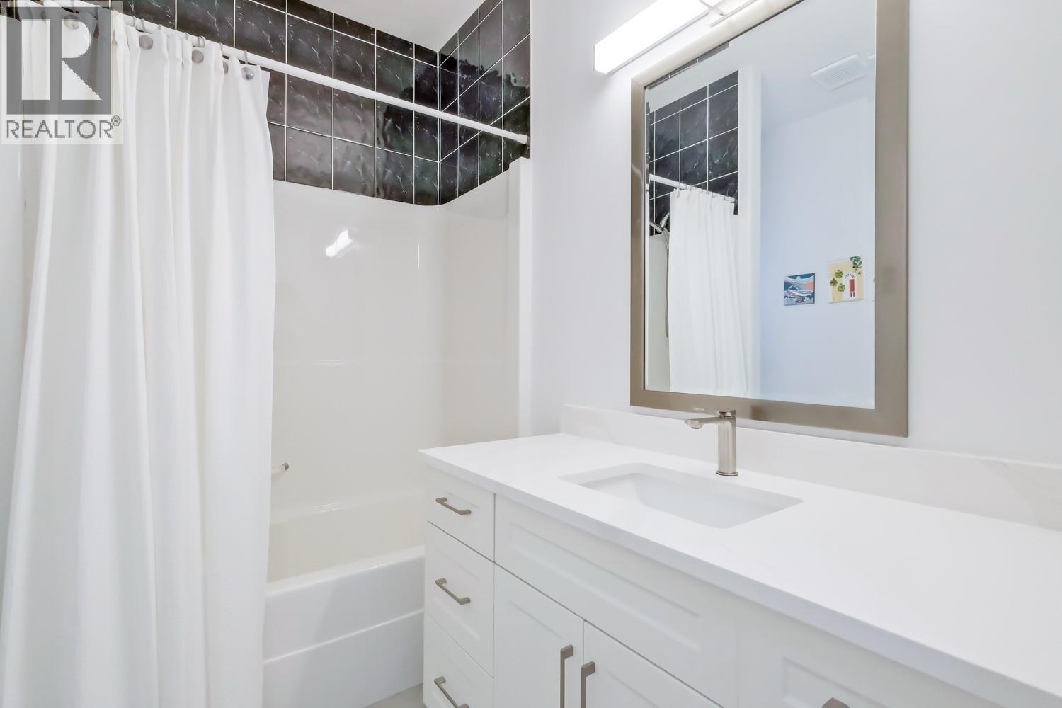 378 Okaview Road, Kelowna, BC - Indoor Photo Showing Bathroom
