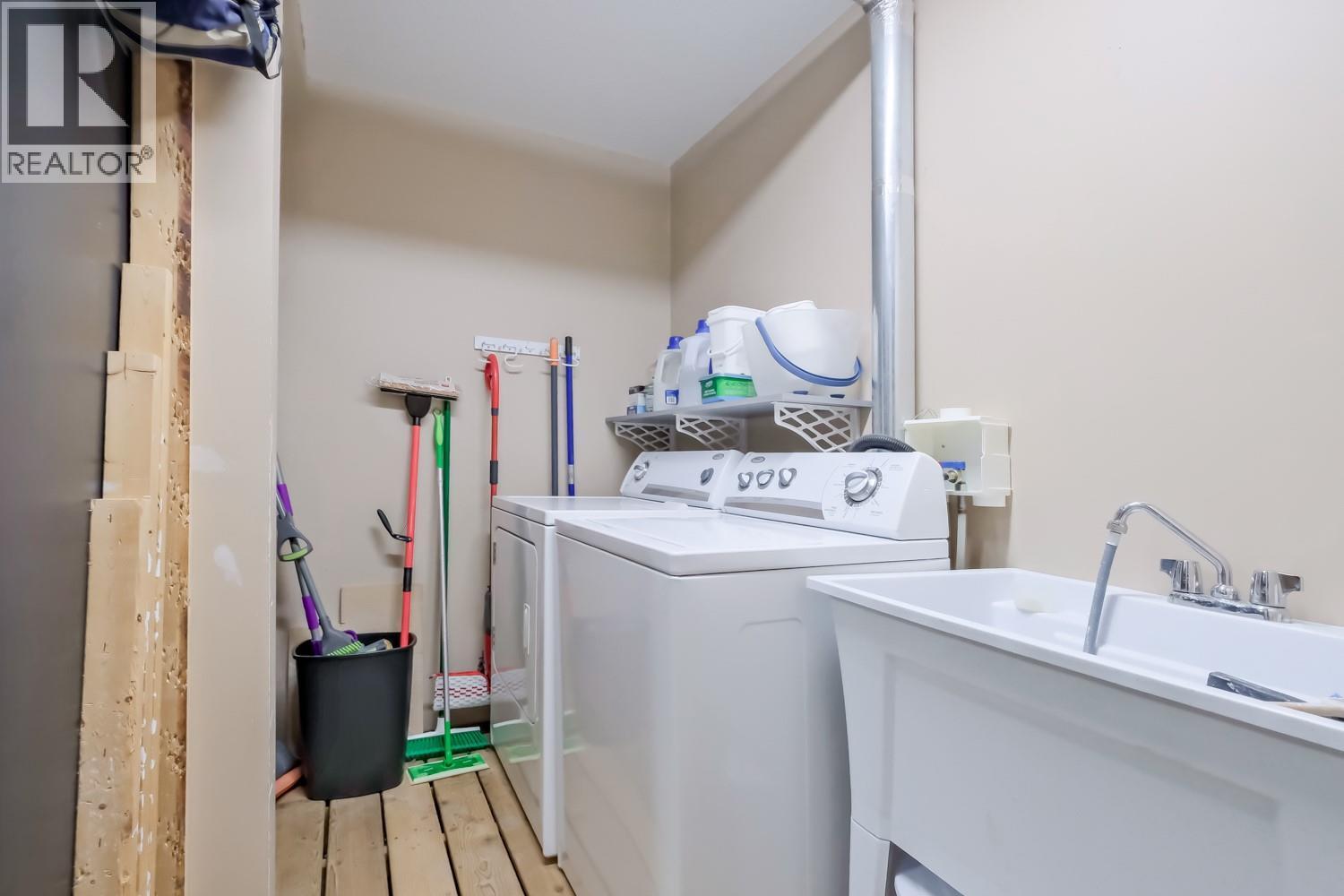 378 Okaview Road, Kelowna, BC - Indoor Photo Showing Laundry Room