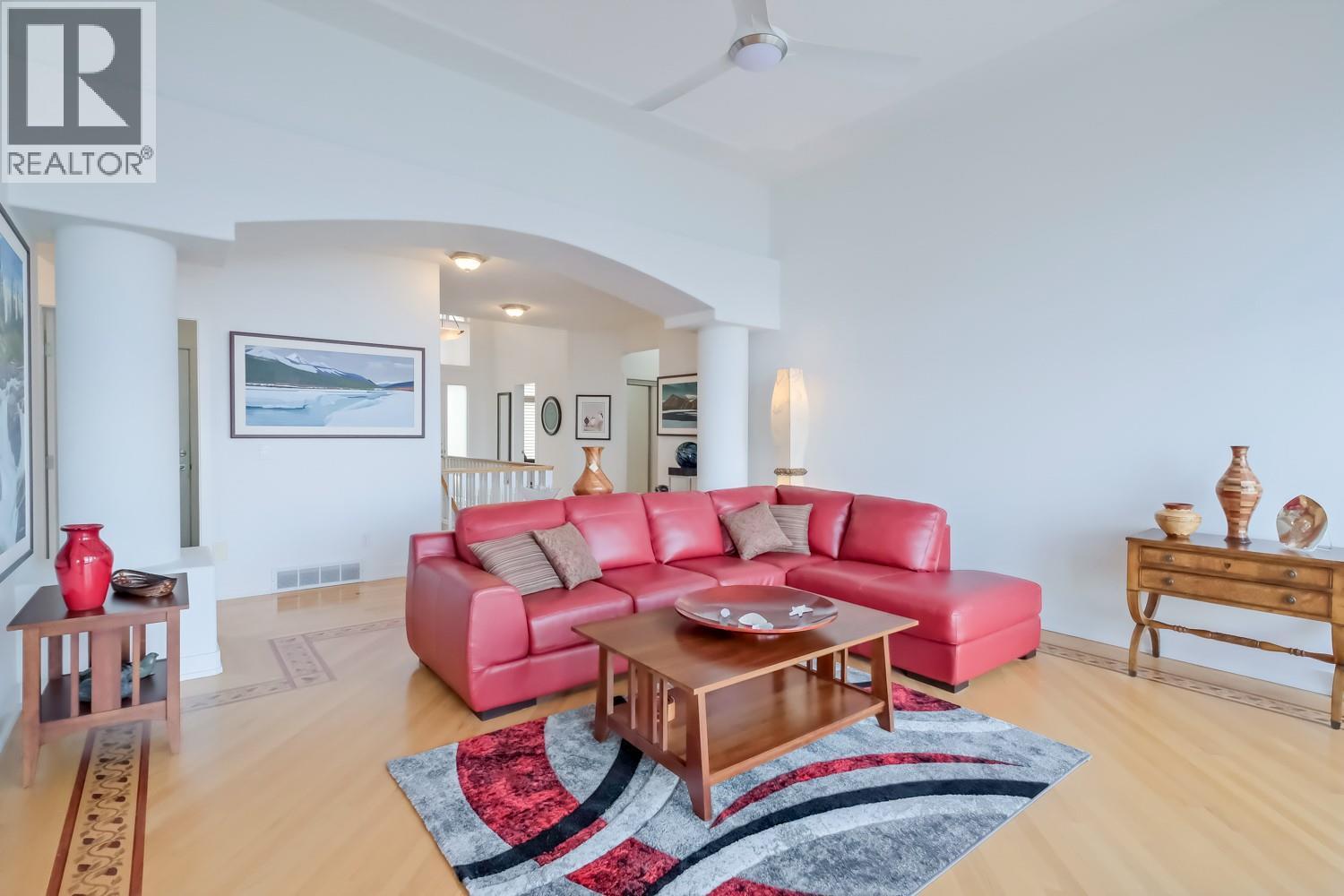 378 Okaview Road, Kelowna, BC - Indoor Photo Showing Living Room
