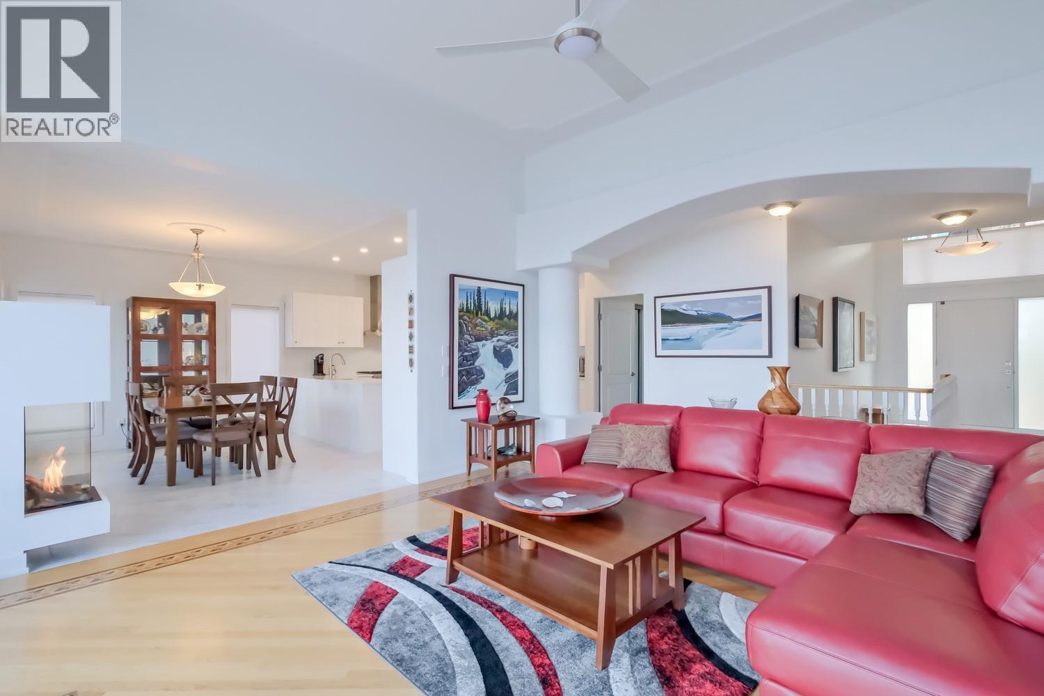 378 Okaview Road, Kelowna, BC - Indoor Photo Showing Living Room