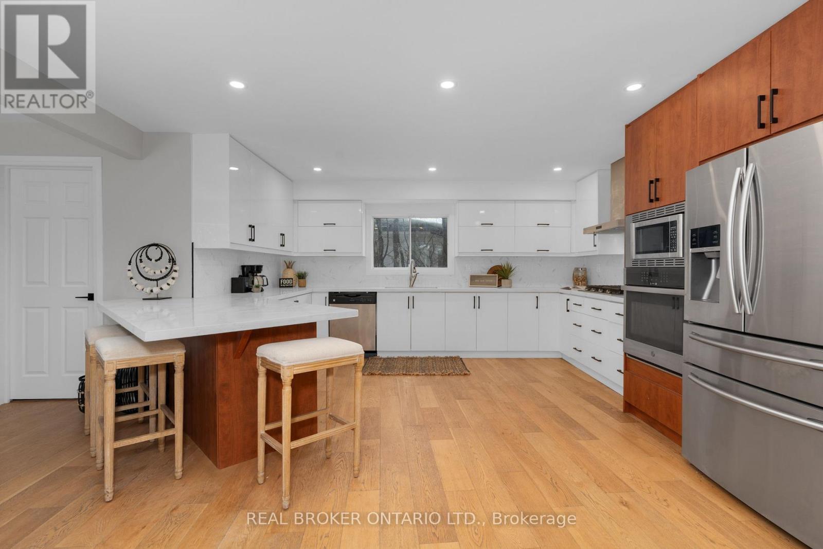 943 Barry Avenue, Innisfil, ON - Indoor Photo Showing Kitchen