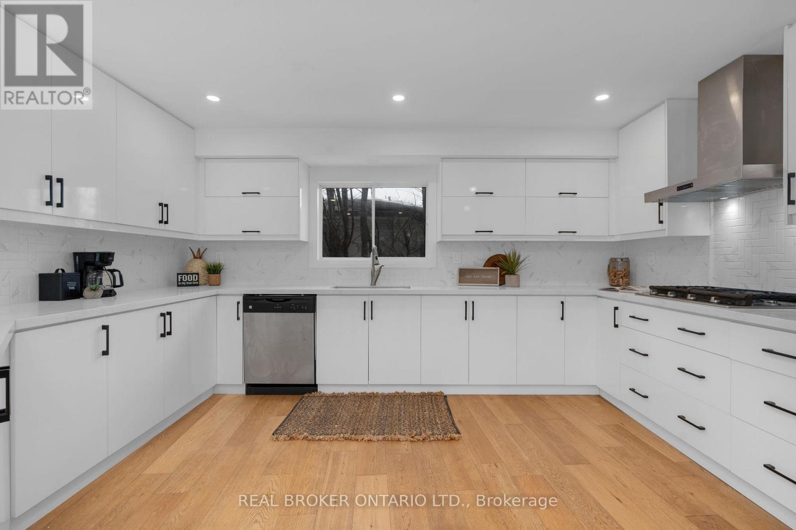 943 Barry Avenue, Innisfil, ON - Indoor Photo Showing Kitchen With Upgraded Kitchen