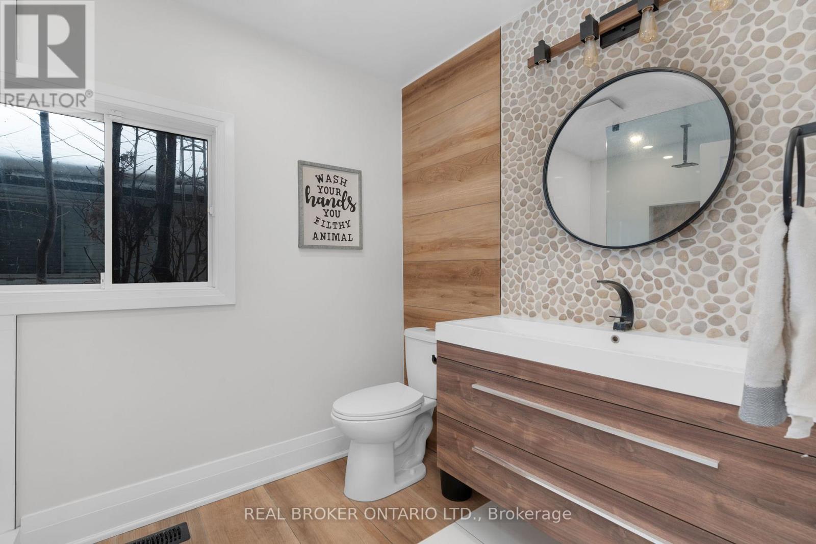 943 Barry Avenue, Innisfil, ON - Indoor Photo Showing Bathroom