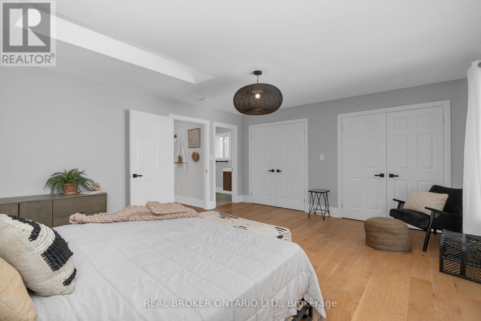 943 Barry Avenue, Innisfil, ON - Indoor Photo Showing Bedroom