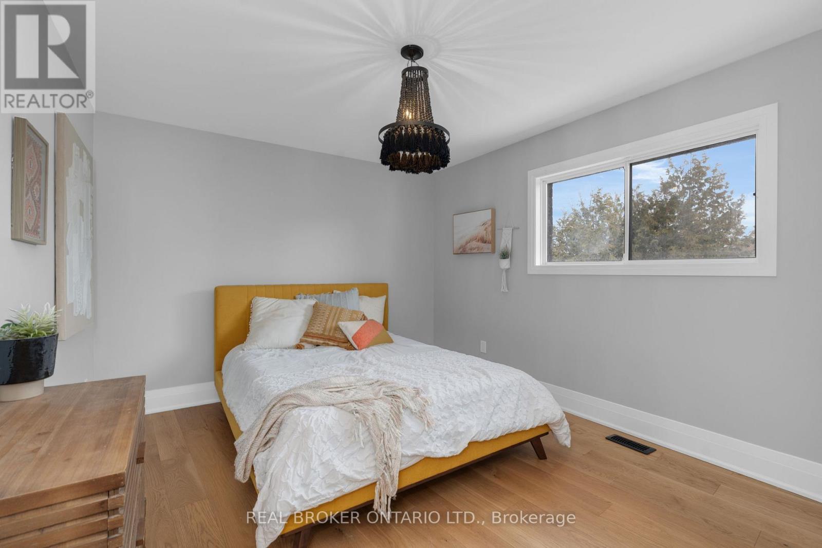 943 Barry Avenue, Innisfil, ON - Indoor Photo Showing Bedroom