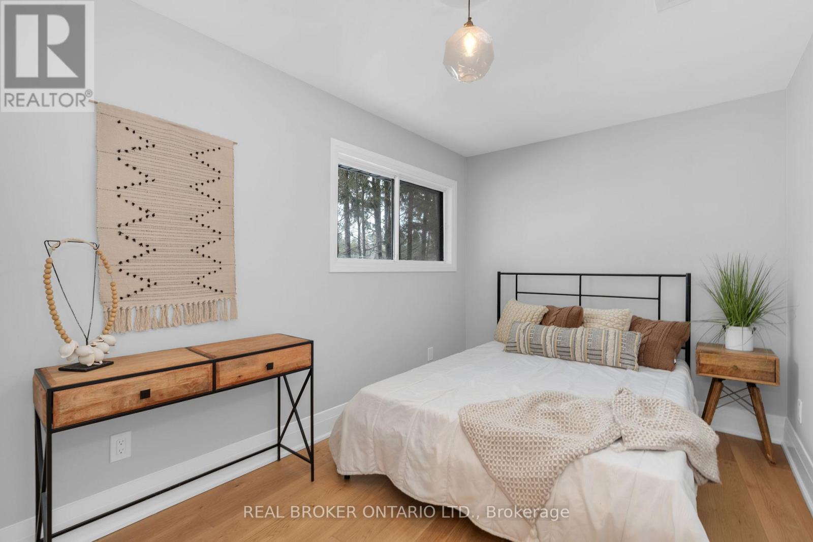 943 Barry Avenue, Innisfil, ON - Indoor Photo Showing Bedroom