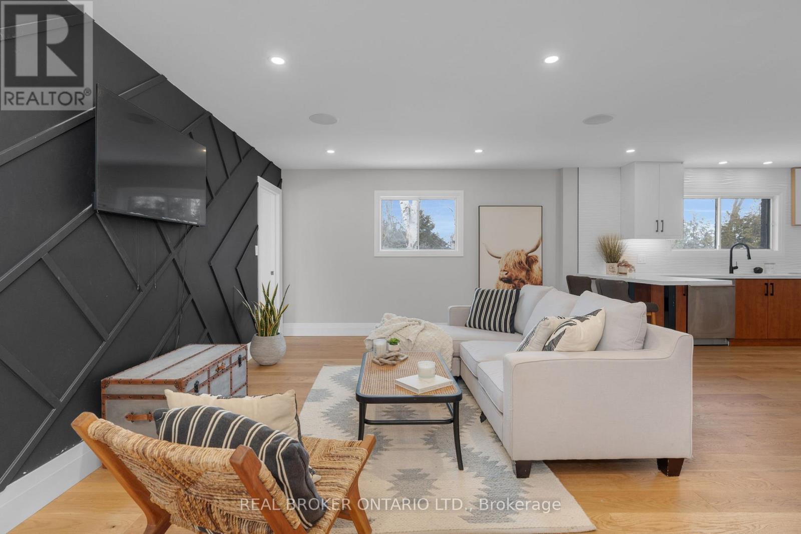 943 Barry Avenue, Innisfil, ON - Indoor Photo Showing Living Room