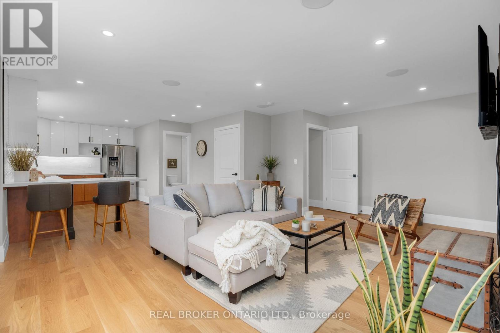 943 Barry Avenue, Innisfil, ON - Indoor Photo Showing Living Room