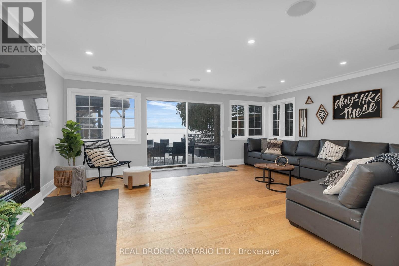 943 Barry Avenue, Innisfil, ON - Indoor Photo Showing Living Room With Fireplace