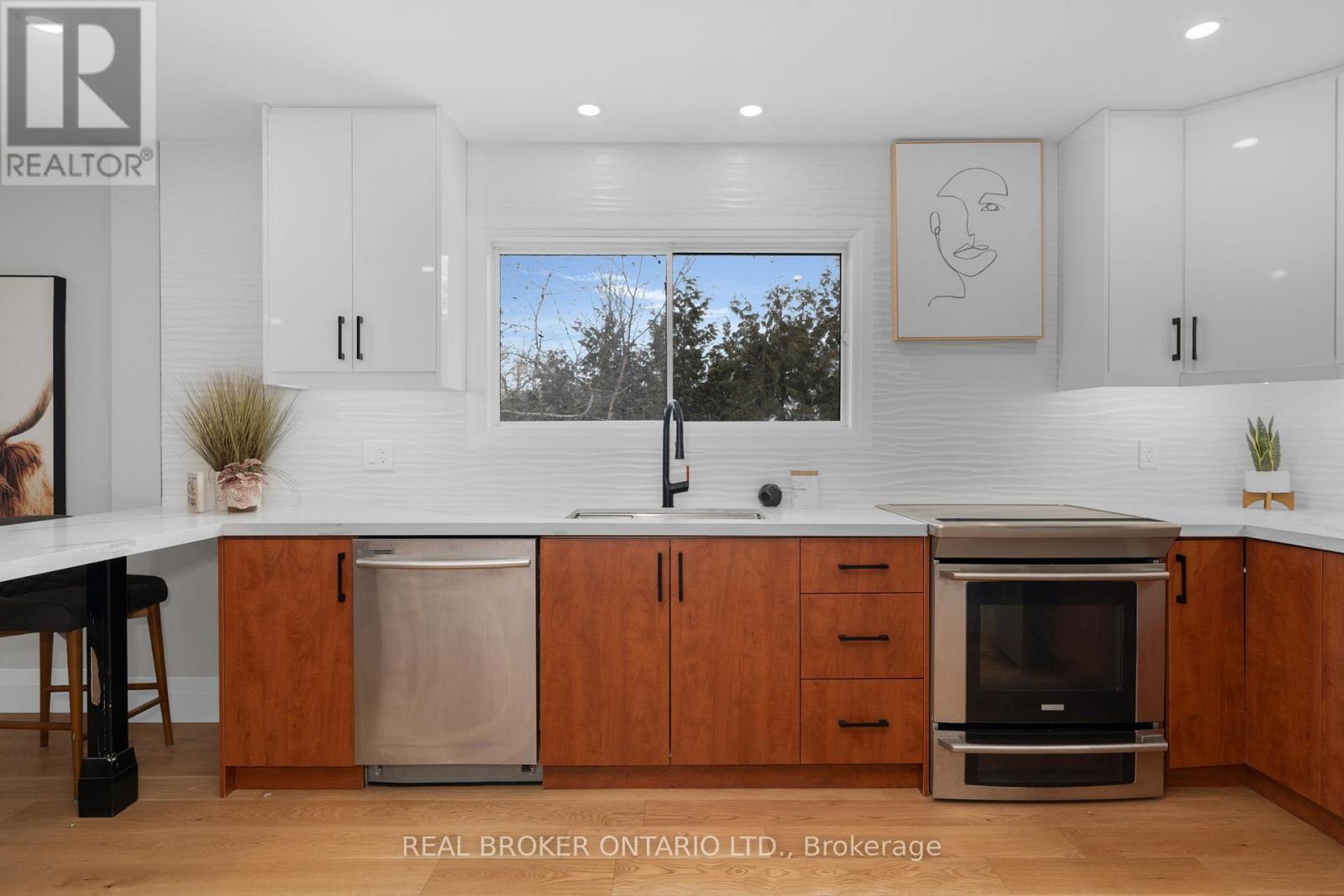 943 Barry Avenue, Innisfil, ON - Indoor Photo Showing Kitchen