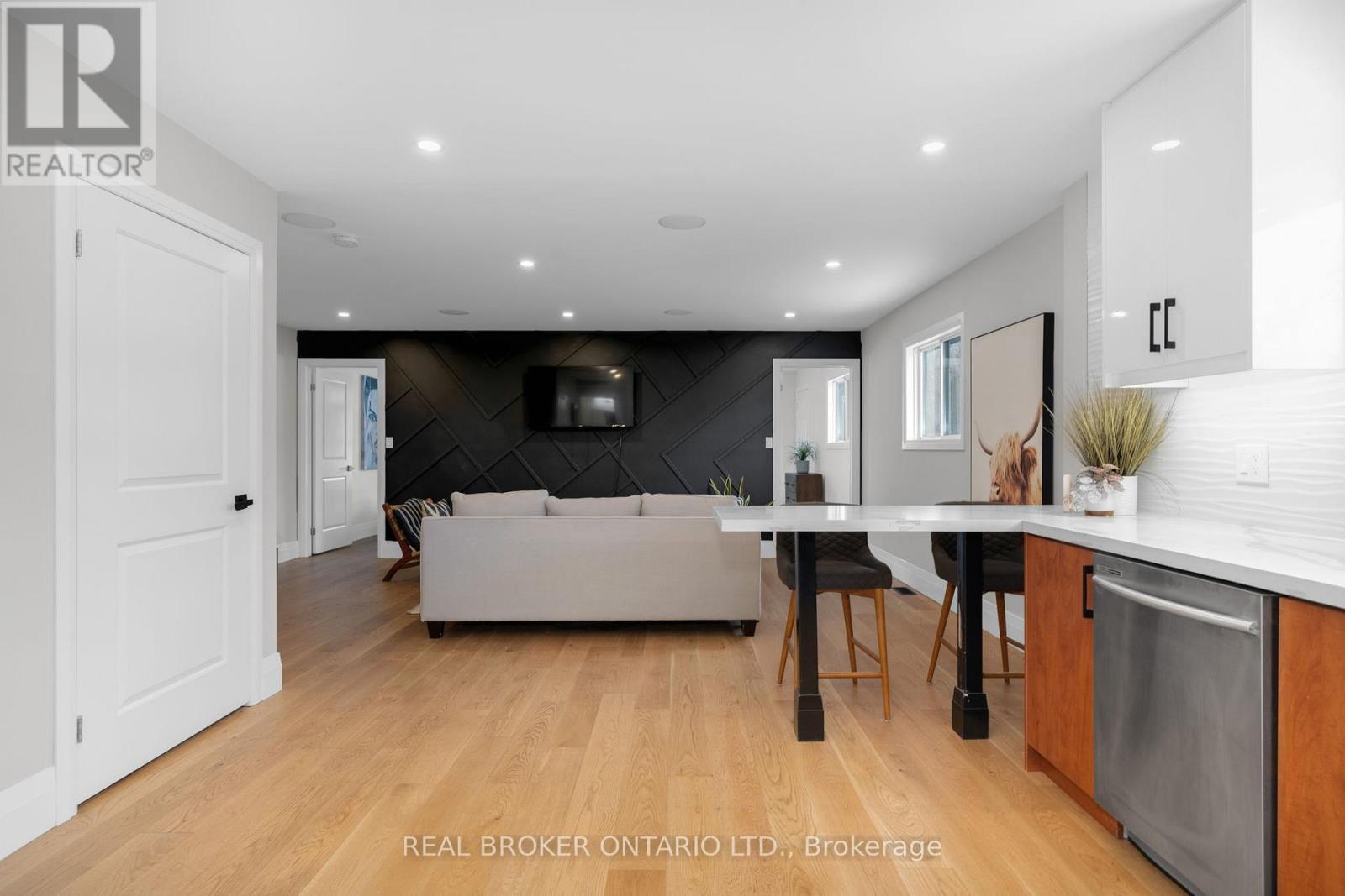 943 Barry Avenue, Innisfil, ON - Indoor Photo Showing Kitchen